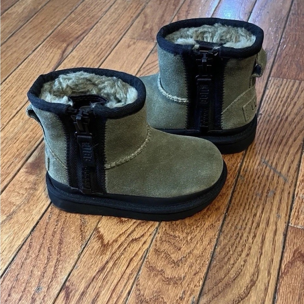 UGG Australia Classic Mini Zipper Tape Logo Boot in Olive 8C New without Box. - Picture 3 of 16